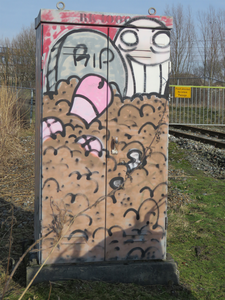 829246 Afbeelding van graffiti met de tekst RIP , op een relaiskast bij het bedrijfsspoor ter hoogte van de Isotopenweg ...